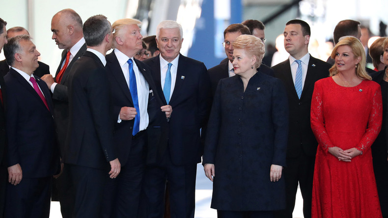Bahn frei! – Trump räumt Montenegros Premierminister aus dem Weg beim NATO-Gipfel 