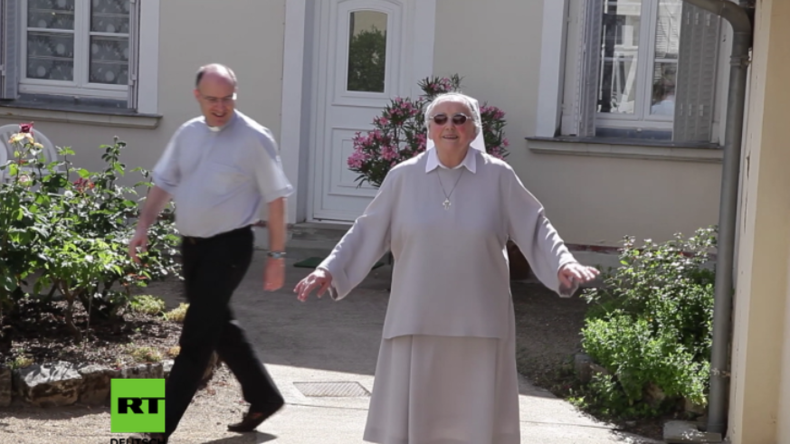 Diese Nonne begeistert die Netzgemeinde, denn sie „schwebt“ anstatt zu laufen 