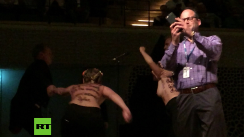 Hamburg: Wegen angeblichen Kindesmissbrauchs – Halbnackte Femen-Frauen stürmen Woody-Allen-Konzert