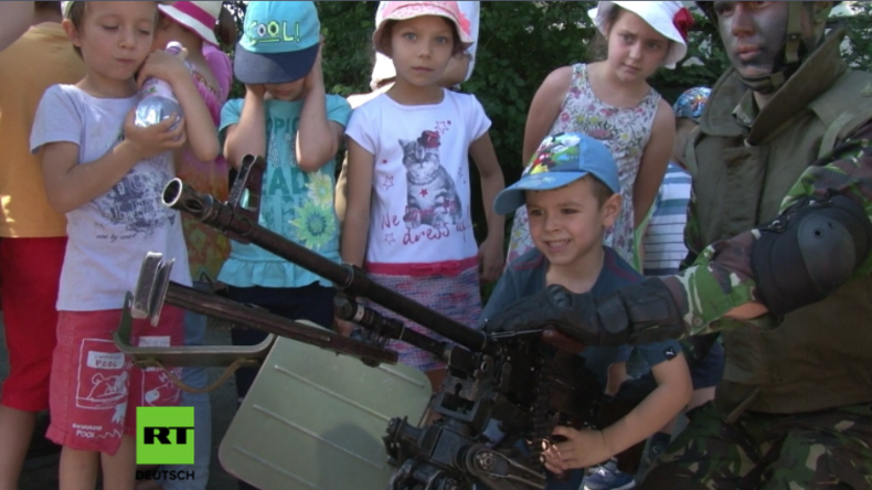 "Kinder an die Waffen" - Rumänische und US-Soldaten stellen Waffen zum Herumspielen zur Schau 