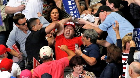 Sowjetische Propaganda oder Trump-Trolling? Mann schwenkt Sowjet-Fahne während Trump-Rede