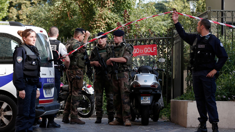 Fotostrecke zum Auto-Angriff auf französische Soldaten in Paris 