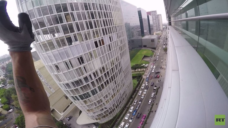 Russischer Spiderman besteigt 120 Meter hohes Gebäude in Mexiko-Stadt