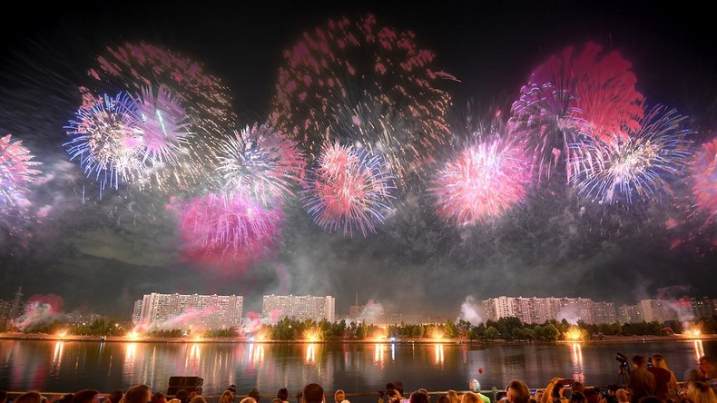 Moskauer Himmel leuchtet in bunten Farben beim III. Internationalen Feuerwerk-Festival „Rostech“