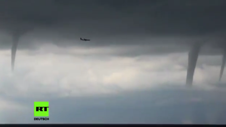 Naturspektakel über Sotschi: Mehrere Tornados zeitgleich am Himmel - dazwischen ein Flugzeug