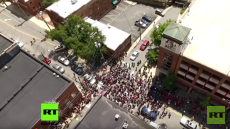 Drohnenaufnahme: Moment des Autoangriffs auf Demonstranten in Charlottesville