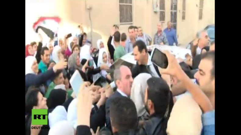 Syrien: Präsident Assad erlebt Fan-Ansturm nach Moscheebesuch zum Opferfest