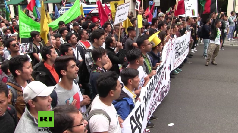 Berlin: Tausende marschieren bei "antirassistischer Parade" für mehr Flüchtlingsrechte