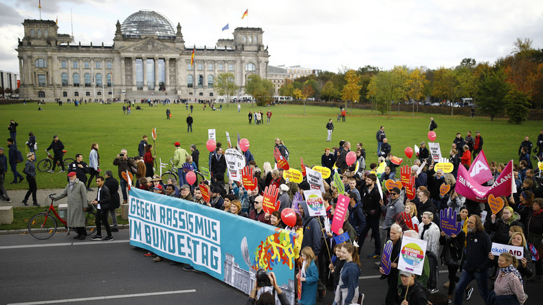 Live ab 10 Uhr aus Berlin: Der erste Tag im Bundestag - Demo gegen Rassismus und AfD
