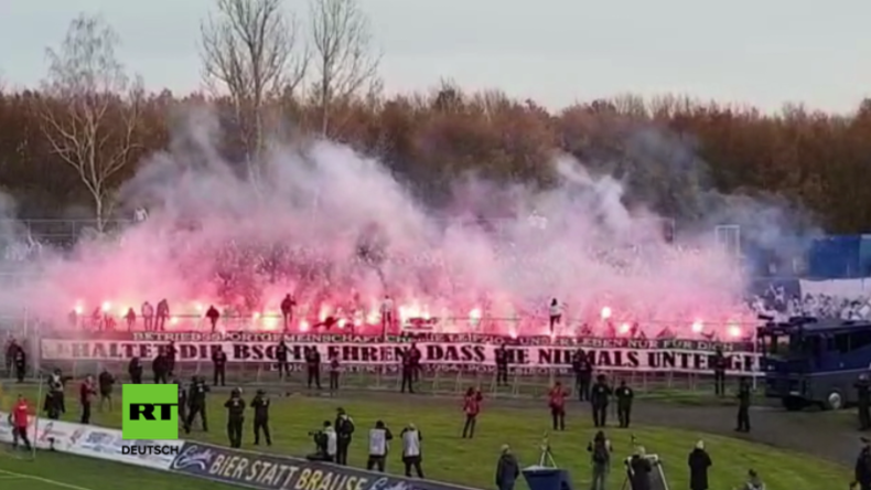 Heftige Ausschreitungen bei Fußballspiel in Leipzig - Polizei fährt mit Wasserwerfern aufs Spielfeld