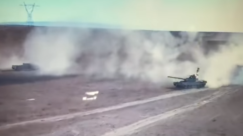 Irak: Drohne filmt explosives Duell zwischen einem irakischen Panzer und einem Dschihad-Mobil