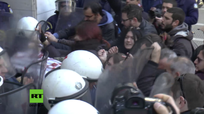 "Diskriminierung der Armen" - Heftige Zusammenstöße in Griechenland wegen Zwangsversteigerungen 