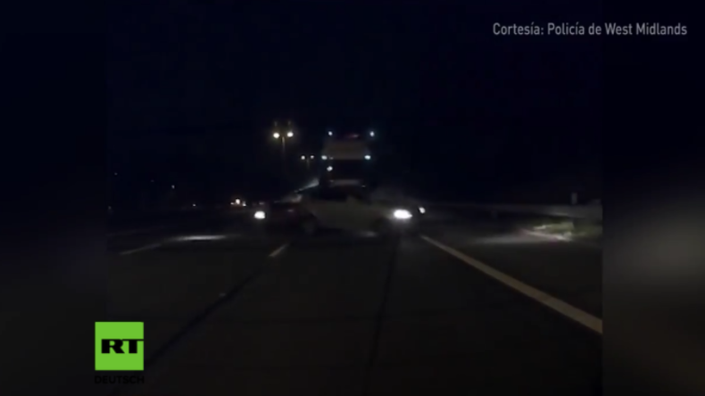 Sekundenschlaf: Lkw rast ungebremst auf Autobahn in andere Pkw - Zwei Kameras filmen mit