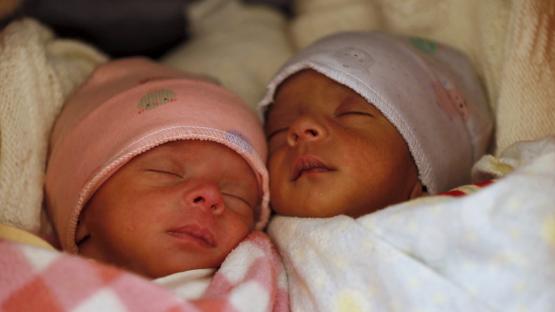 Trügerischer Altersunterschied: Mehrere Zwillinge kommen über Jahreswechsel zur Welt