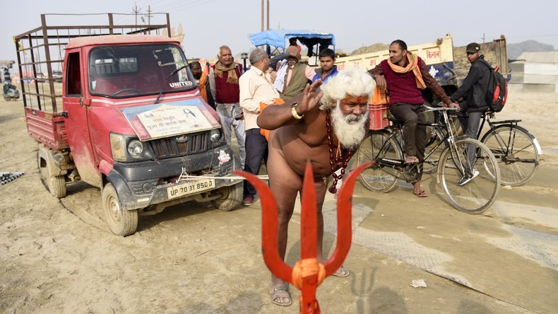Inder benutzt Penis als Schleppseil und bugsiert Kleintransporter bei Hindu-Fest