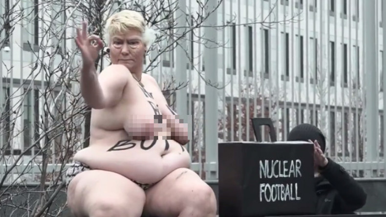 Size matters: Femenfrau mischt sich halbnackt in "Schwanzvergleich" zwischen Trump und Jong-un