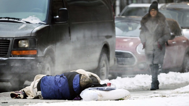 Obdachlose in Brüssel bekommen Pappzelte, um Kälte zu überleben