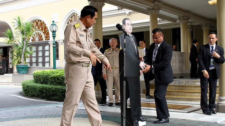 Thailändischer Premier weicht Journalisten mithilfe seiner eigenen Pappfigur aus [FOTO]