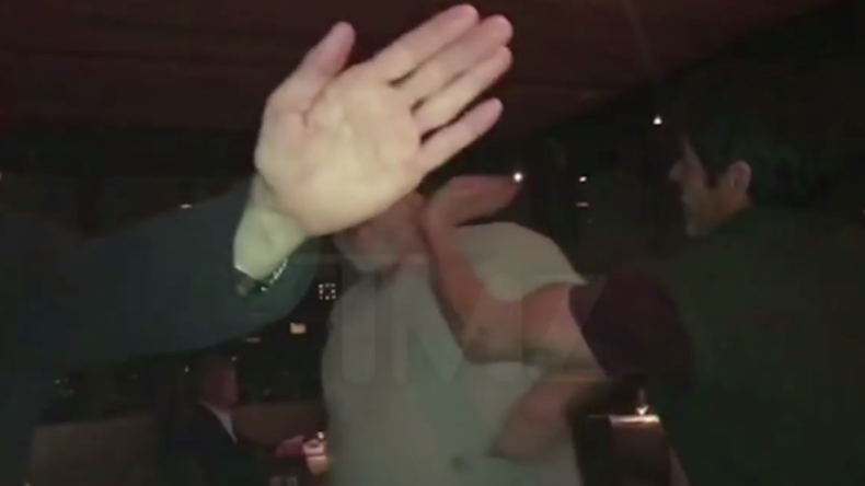 „Verp*** dich!“ - Angeblicher Vergewaltiger Harvey Weinstein bekommt in Restaurant Backpfeifen 