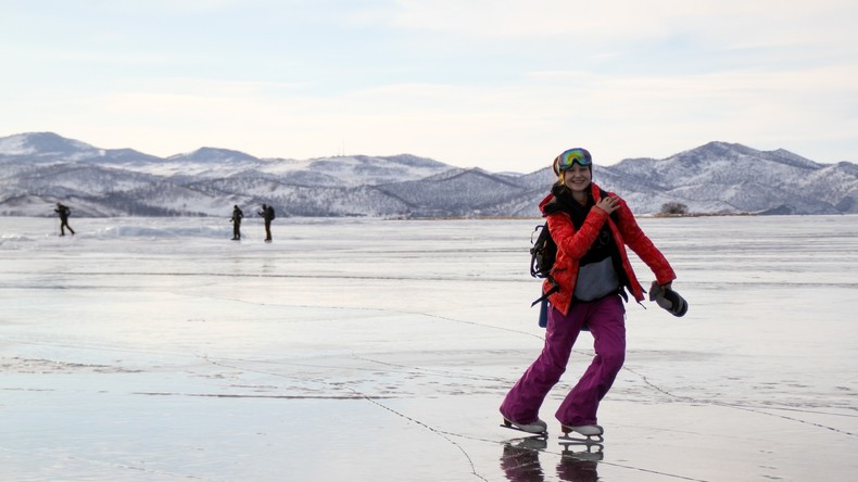Baikalsee im Winter: Schlittschuhlaufen auf tiefstem Süßwassersee der Welt