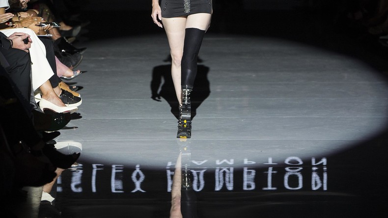 Berühmtes Model verliert zweites Bein wegen eines Tampons   