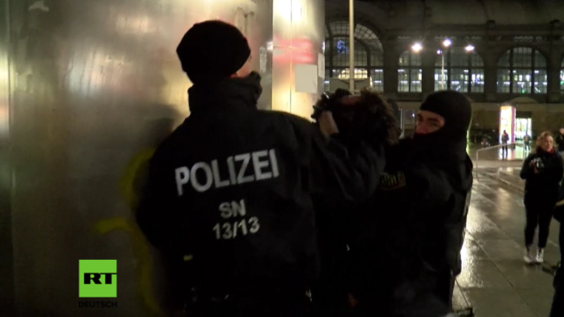 Gegen Ausländerkriminalität und Nazi-Propaganda - NPD und Antifa protestieren in Dresden