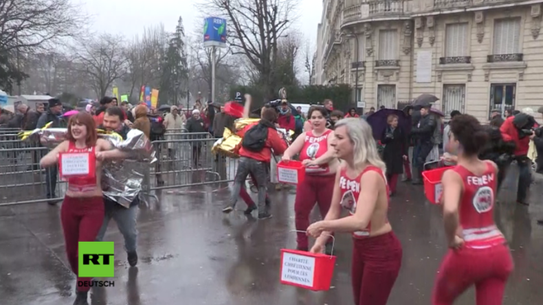 Paris: Abtreibungsgegner jagen und schlagen Femen-Aktivistinnen