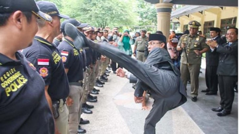 Kick it like the Bürgermeister: Tritte zur Amtseinführung von Polizisten in Indonesien