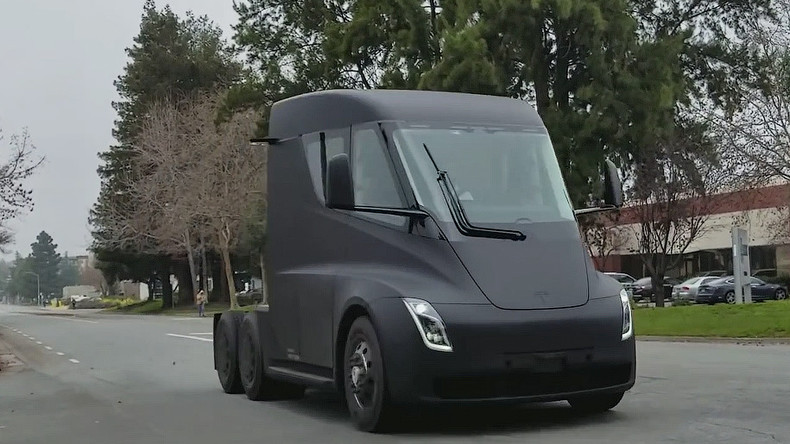 Jetzt nicht nur auf Testplatz: Elektrischer Tesla-Laster fährt durch einfache Straßen