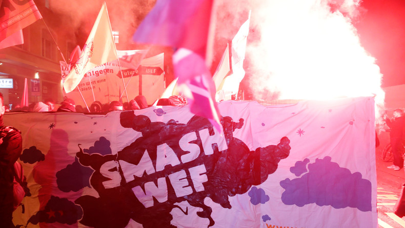 Proteste gegen Trump in Zürich - Demonstranten sprühen Graffitis und zünden Pyros