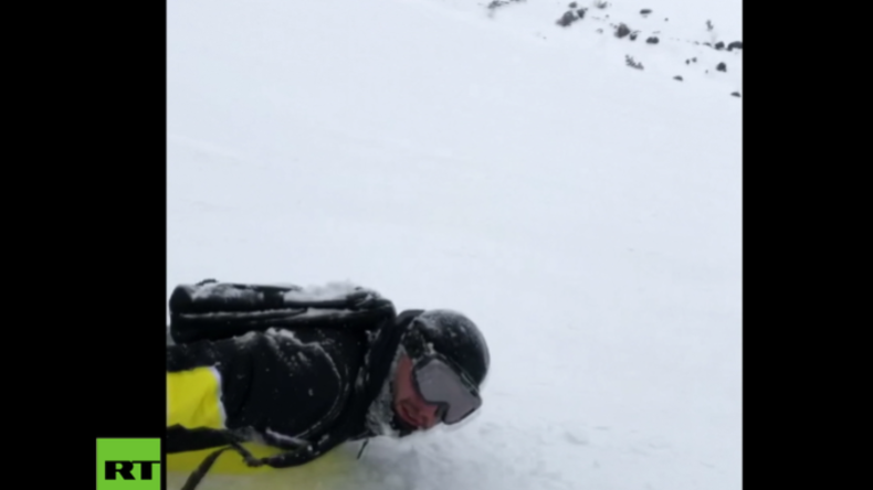 Verrückter Snowboarder rast höchsten Berg Russlands auf dem Bauch hinunter 
