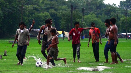 Muslimische Frauen in Indien dürfen keine "nackten Knie von Fußballspielern" sehen