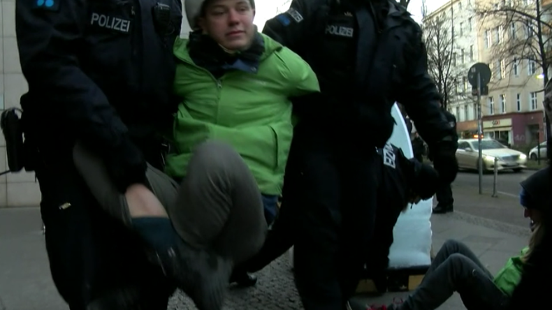 Polizei muss Greenpeace-Aktivisten vor SPD-Zentrale wegtragen 
