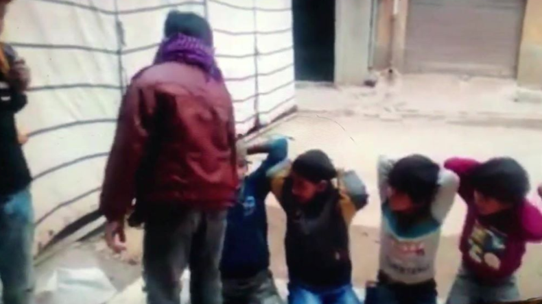 Schockierendes Video soll libysche Kinder zeigen, die IS-Hinrichtung nachspielen