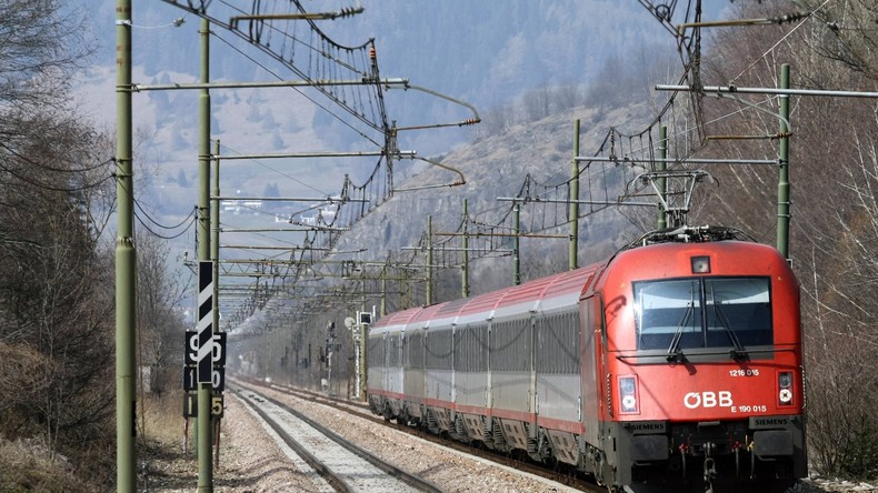 Zugunglück in Österreich - Eine Tote und mehrere Verletzte
