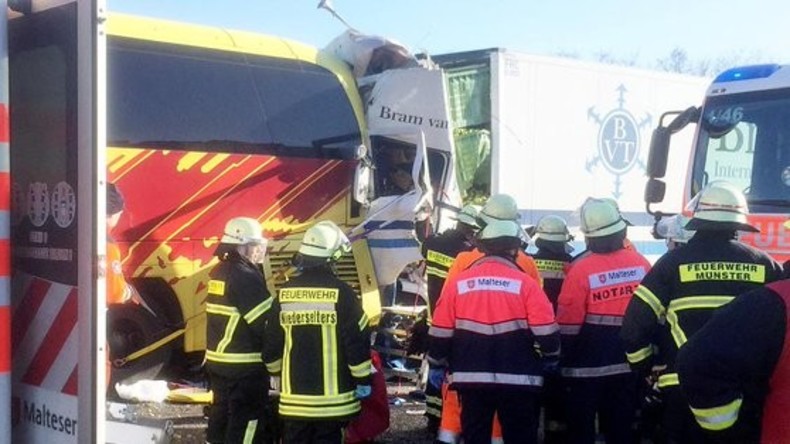 Schwerer Unfall mit Reisebus und Lkws in Hessen – zwei Fahrer tot, alle Passagiere verletzt