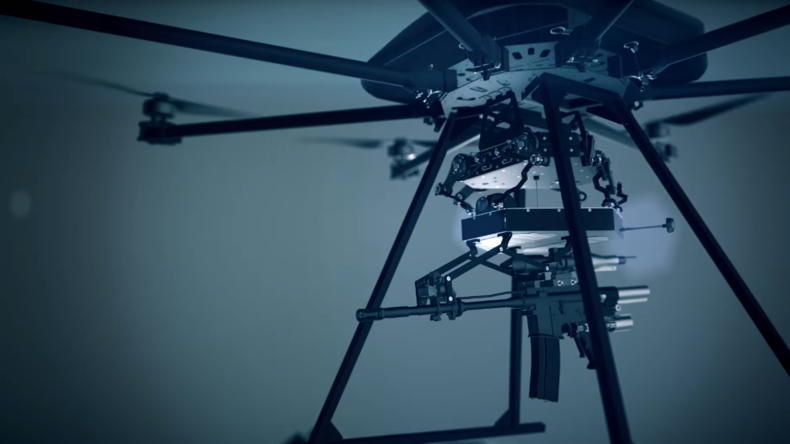 Israelische Firma präsentiert Soldaten der Zukunft: Drohne mit Maschinengewehr und Granatwerfer