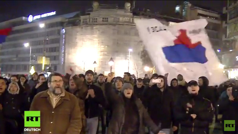 Serbien: Proteste in Belgrad am Jahrestag der Unabhängigkeit des Kosovo (Video)