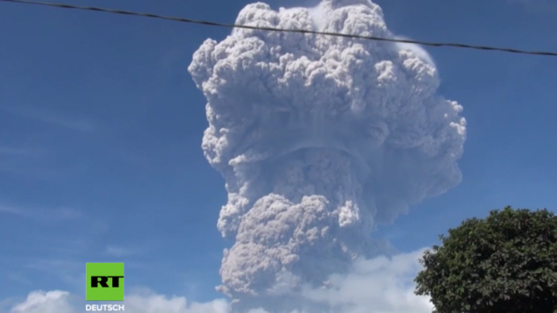 Indonesien: Vulkan Sinabung spuckt riesige Pilz-Wolke 