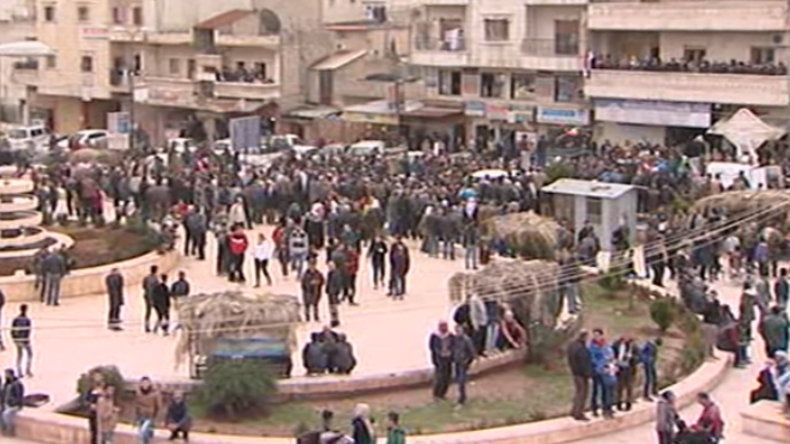 Afrin: Menschen strömen auf die Straßen, um Pro-Regierungsmilizen zu begrüßen