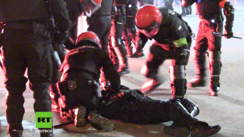 Massive Straßenschlachten zwischen Hooligans in Spanien – Polizist stirbt