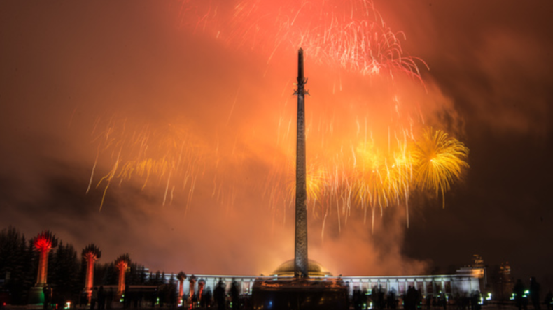 LIVE: Moskau feiert 100-jähriges Jubiläum der Roten Armee mit Feuerwerk