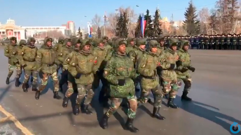 Ungewöhnliche Aufnahmen: Angolanische Soldaten "tanzen" durch sibirische Großstadt