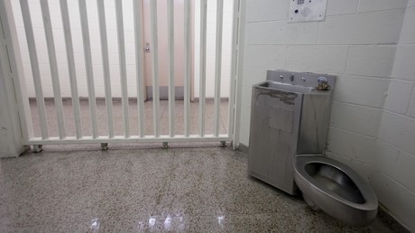 Britische Polizei hält "Klo-Wache": Drogenverdächtiger macht 22-tägigen Toilettenstreik