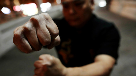 Multimilliardär produziert Kung-Fu-Film und spielt selber die Hauptrolle