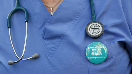 Britin verprasst alle Ersparnisse vor ihrem nahenden Ende und erfährt dann von Fehldiagnose