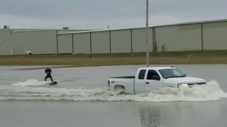 Surfin' Michigan: Spaß im Ausnahmezustand nach Überflutung
