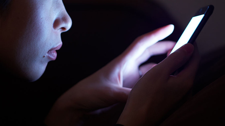 Die Schwiegermutter als "alte Hexe" abgespeichert? IT-Firma warnt vor App für gläserne Kontaktlisten