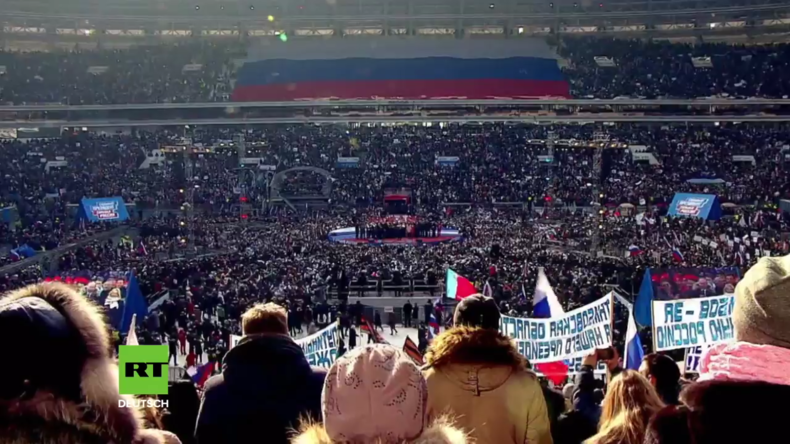 Russland: Putin singt mit seinen Anhängern die Nationalhymne