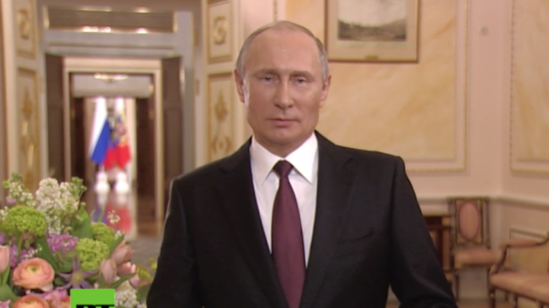Eine Ehrung der Frau: Präsident Putin trägt ein Gedicht zum Frauentag vor